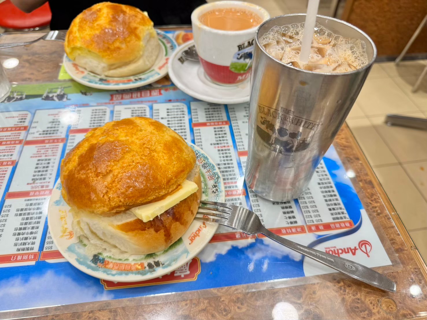 香港名物パイナップルパンと香港式ミルクティー