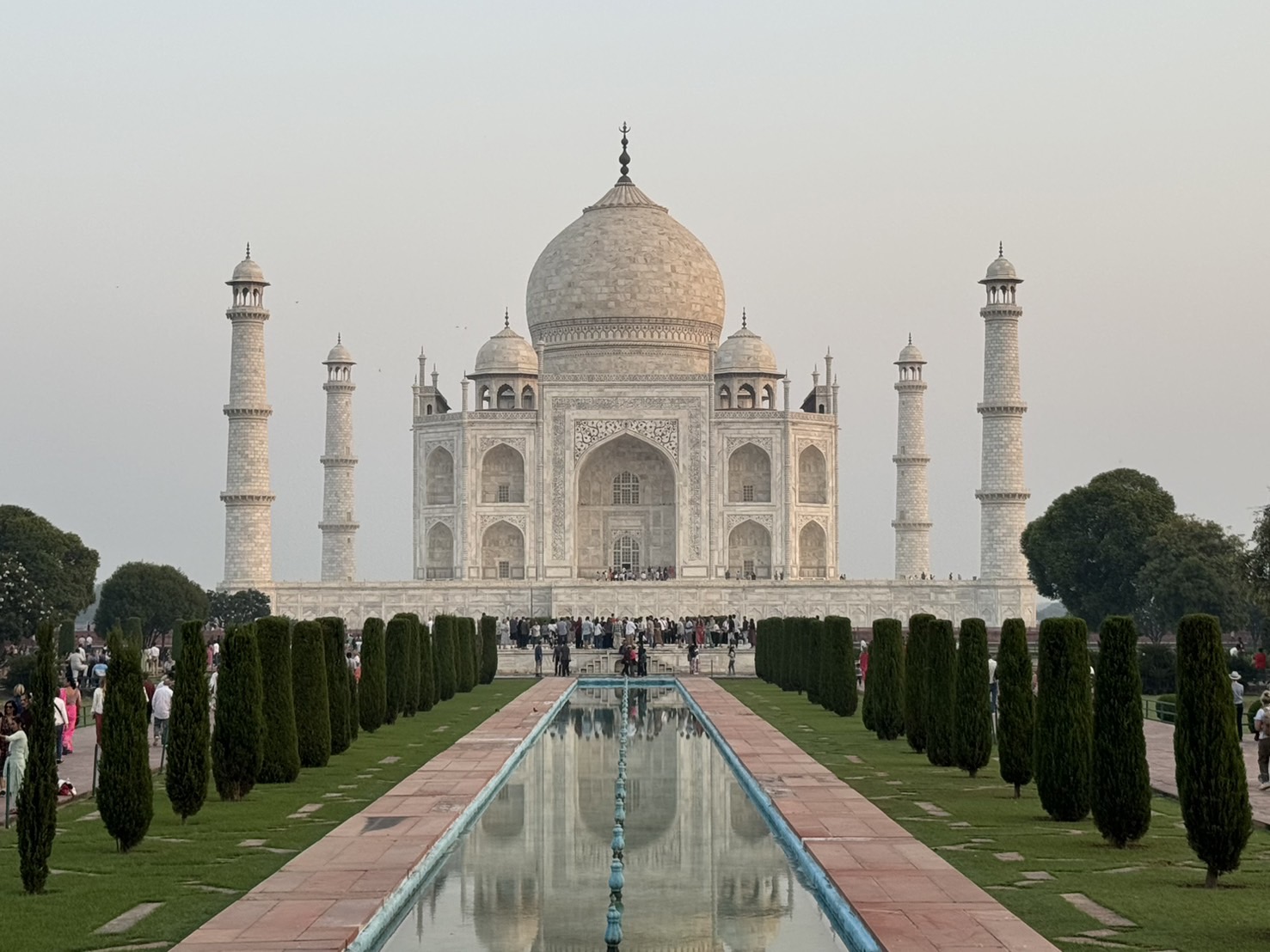 左右対称が徹底されて美しいアグラのタージマハル