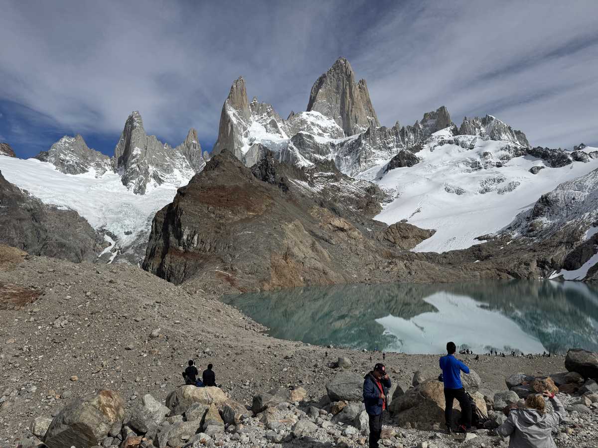 ラグーナ・デ・ロス・トレスから見上げるフィッツロイ
