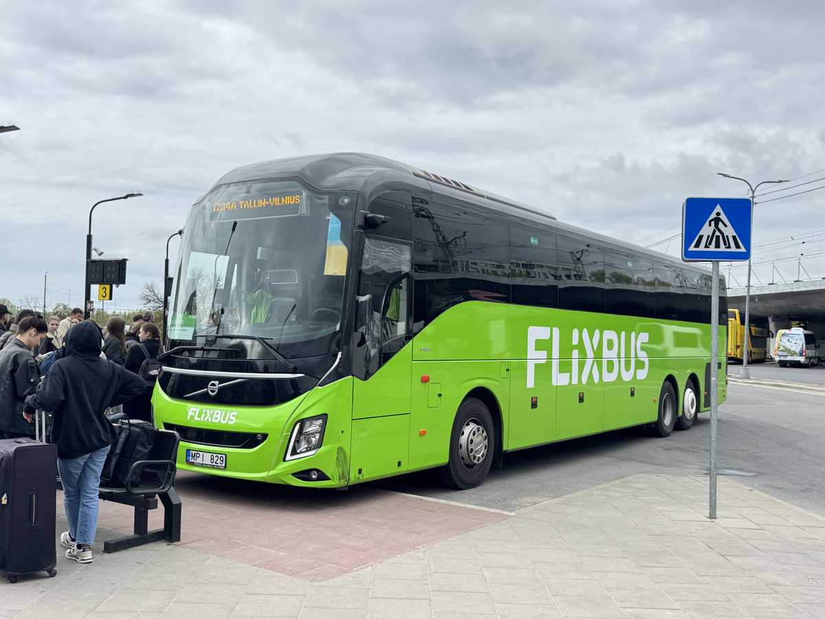 ラトビアのバスターミナルに停まる FlixBus